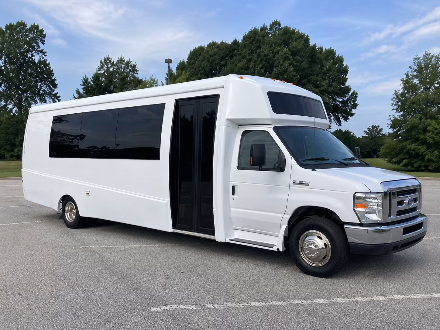 hampton 18 passenger party bus